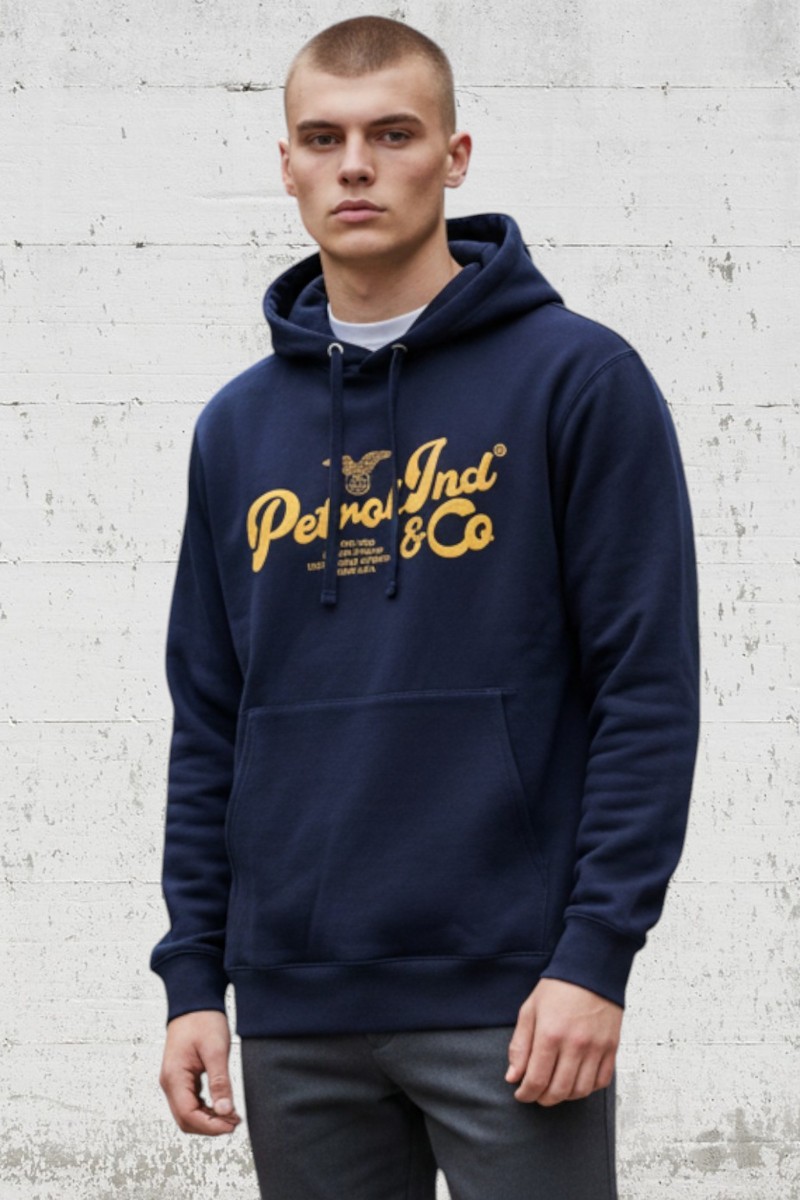  Sudadera azul marino de Petrol Industries con capucha ajustable y logo amarillo. Diseño cómodo y actual para tu día a día. 