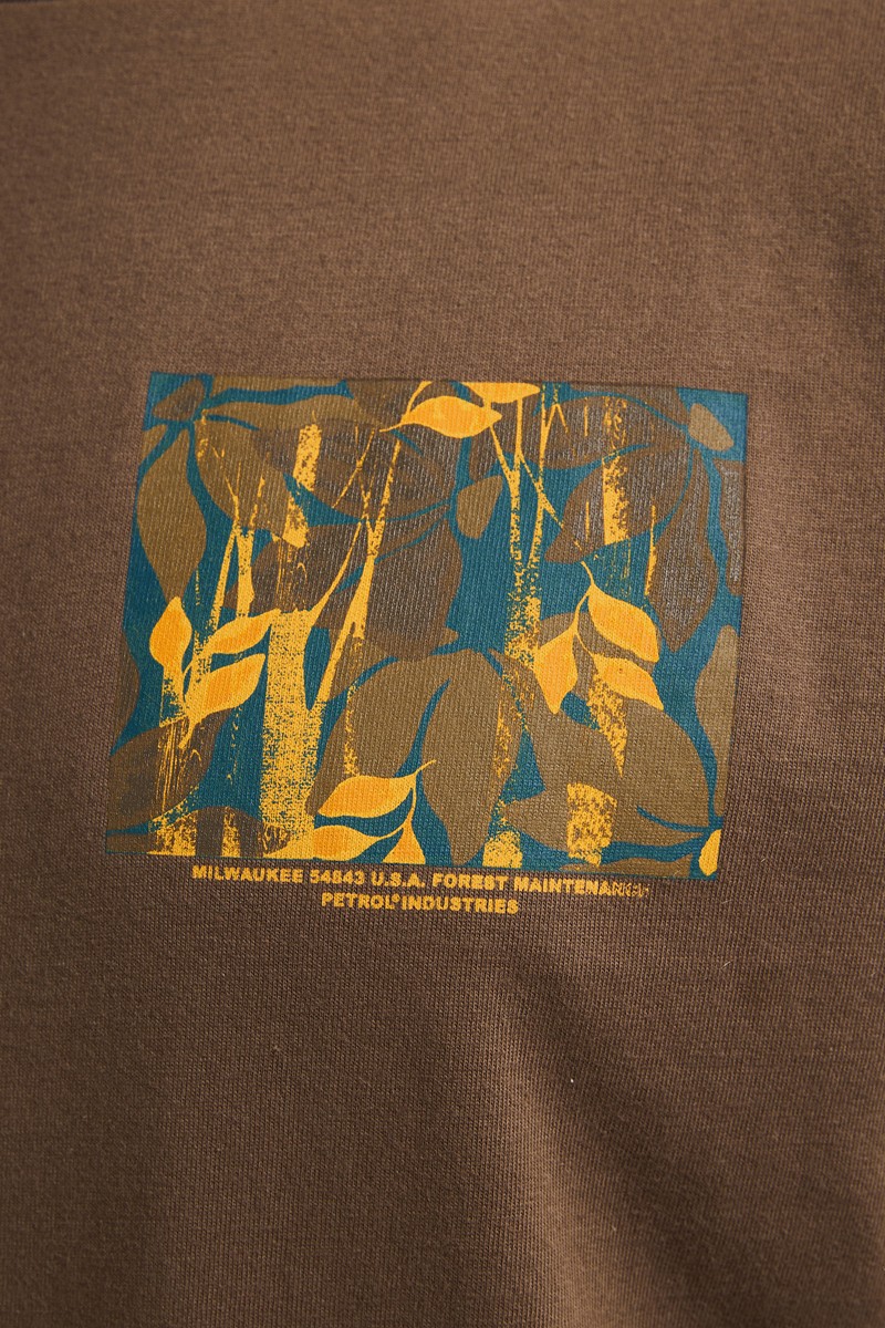  Camiseta Petrol Industries con logo frontal. Diseño actual y cómodo, perfecta para un look urbano desenfadado. 