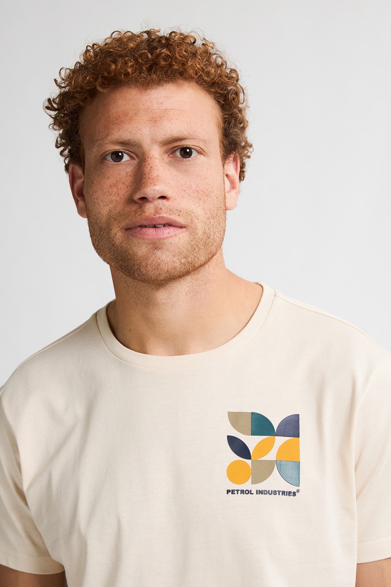  Camiseta Petrol Industries con logo frontal. Diseño actual y cómodo, perfecta para un look urbano desenfadado. 