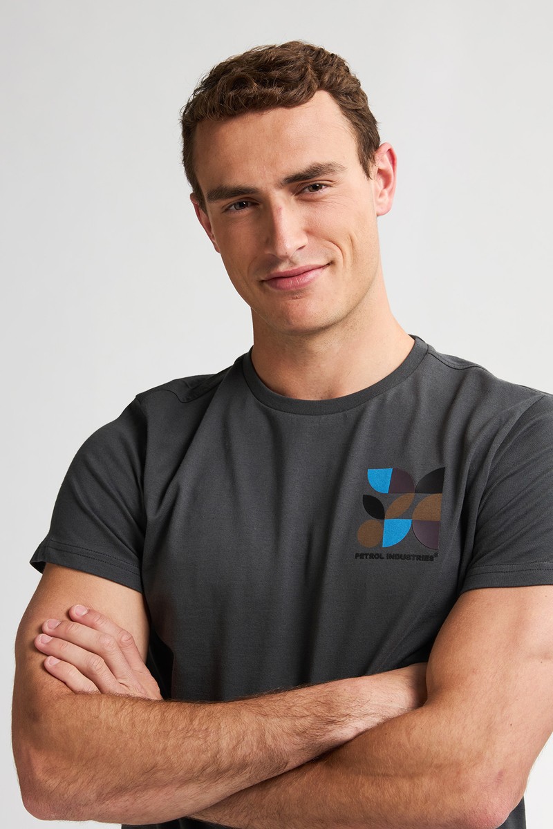  Camiseta Petrol Industries con logo frontal. Diseño actual y cómodo, perfecta para un look urbano desenfadado. 
