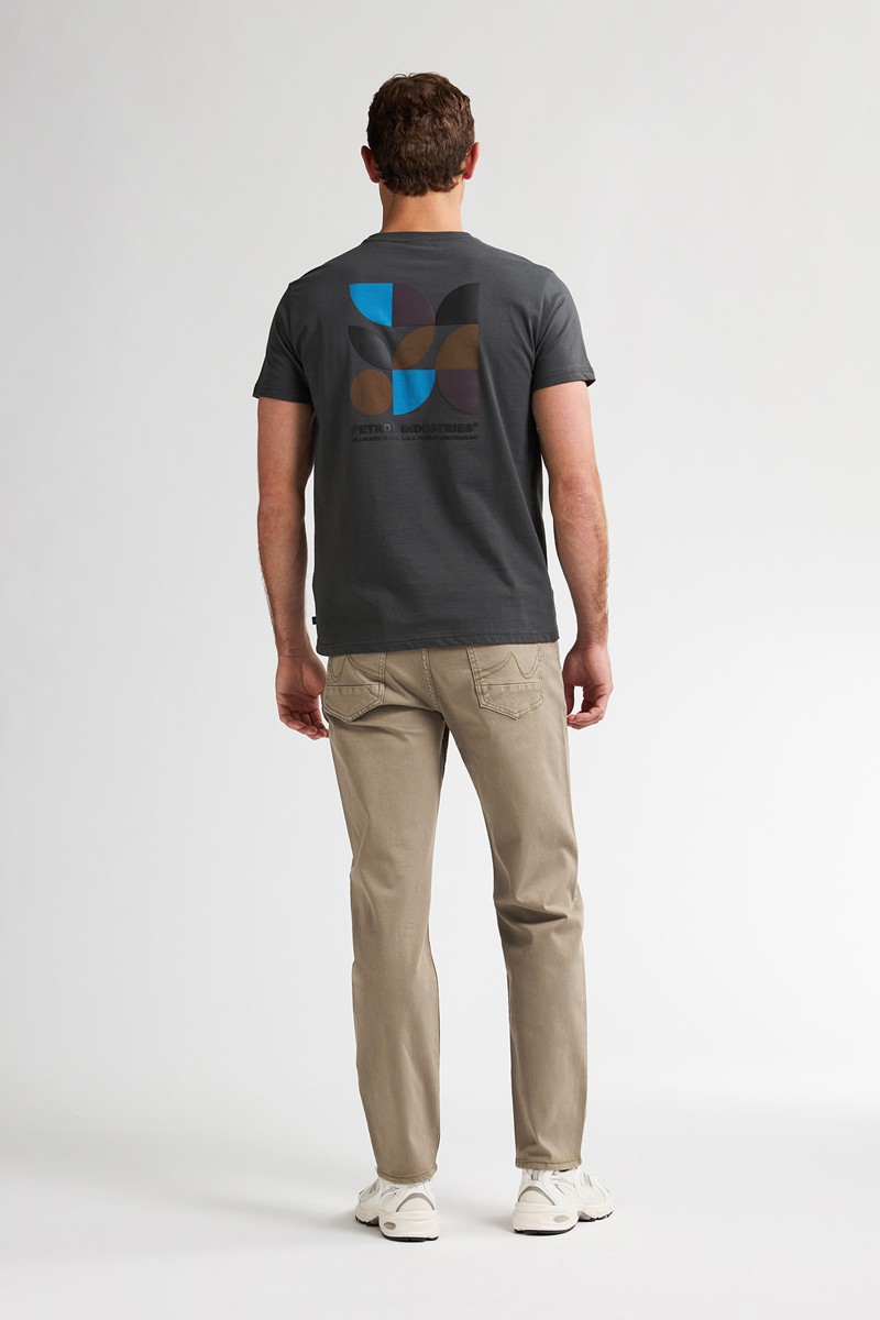  Camiseta Petrol Industries con logo frontal. Diseño actual y cómodo, perfecta para un look urbano desenfadado.  2