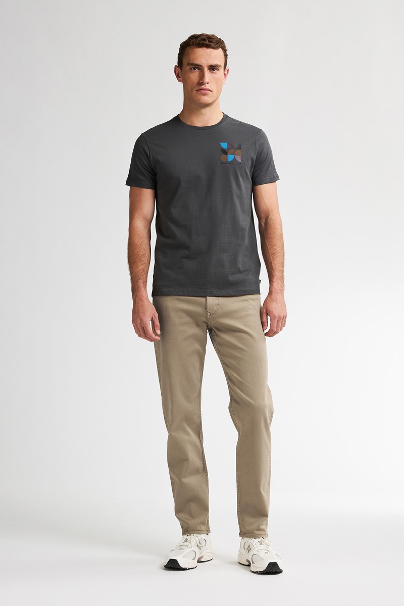  Camiseta Petrol Industries con logo frontal. Diseño actual y cómodo, perfecta para un look urbano desenfadado. 