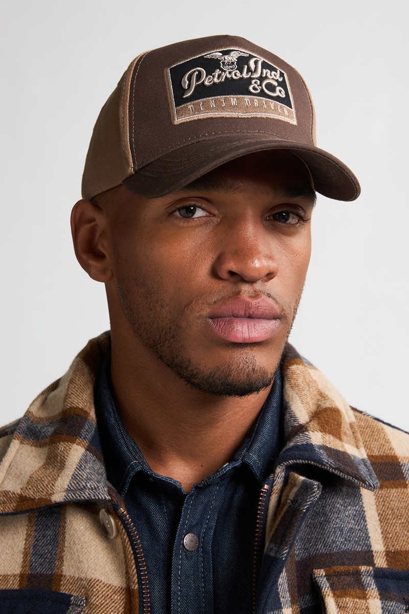  Gorra Petrol Industries con logo bordado y visera curva. Diseño urbano y cómodo para completar cualquier look casual. 