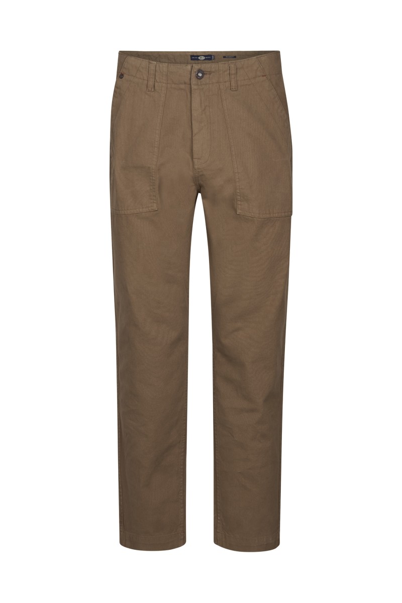  Pantalones Petrol Industries en tono caqui con bolsillos frontales. Comodidad y estilo en una prenda versátil para el día a día. 