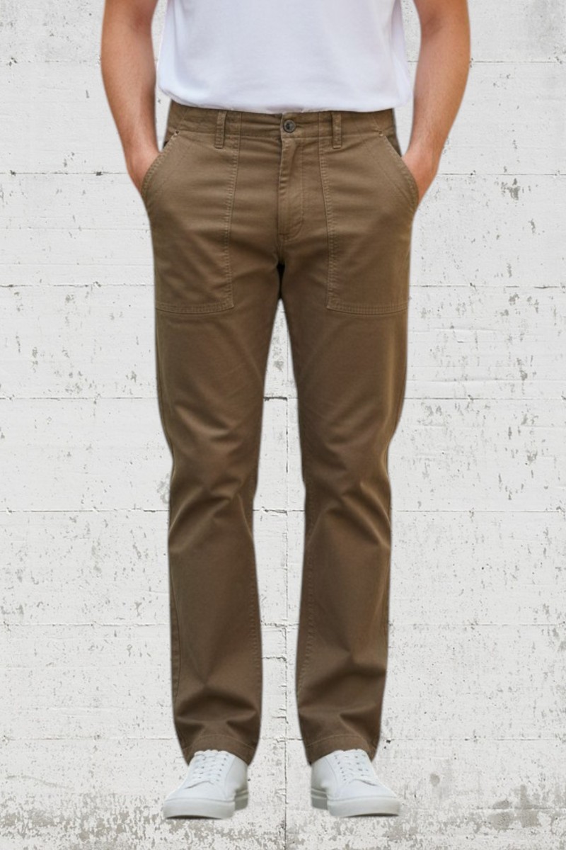  Pantalones Petrol Industries en tono caqui con bolsillos frontales. Comodidad y estilo en una prenda versátil para el día a día. 