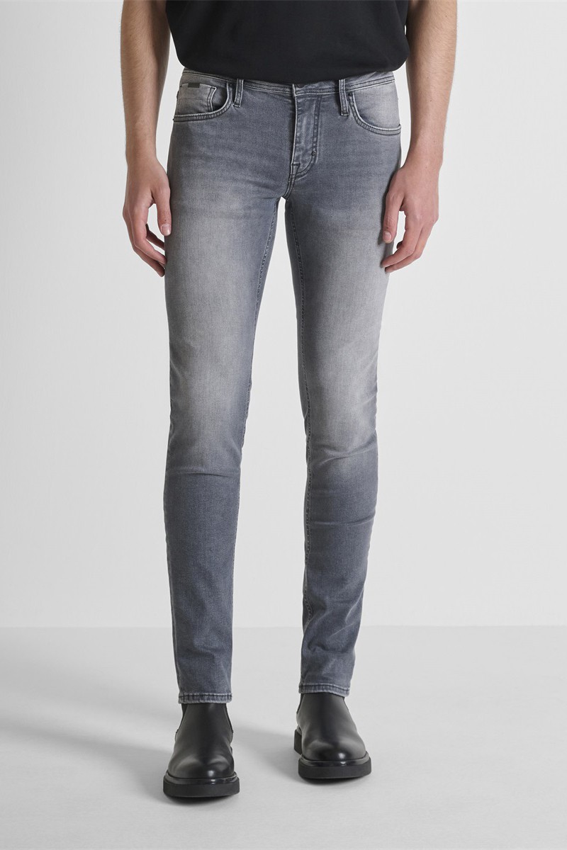  Vaqueros Antony Morato Ozzy skinny fit con lavado moderno. Ajuste cómodo y estilo urbano para tu día a día. 