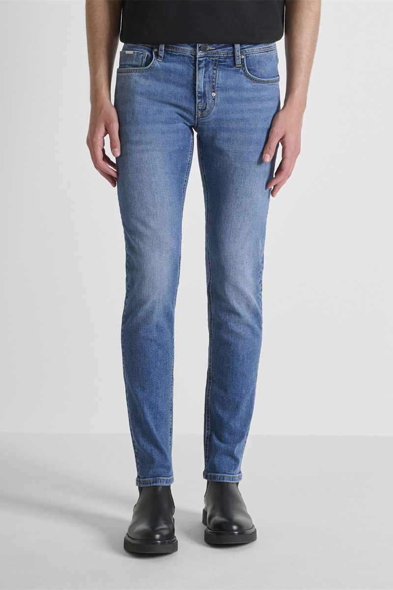  Vaqueros Antony Morato Ozzy skinny fit con lavado moderno. Ajuste cómodo y estilo urbano para tu día a día. 