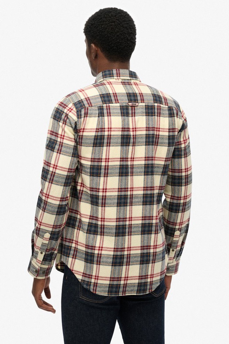  Camisa Superdry de cuadros con tejido suave de franela fina. Diseño moderno y versátil para un estilo casual impecable.  2