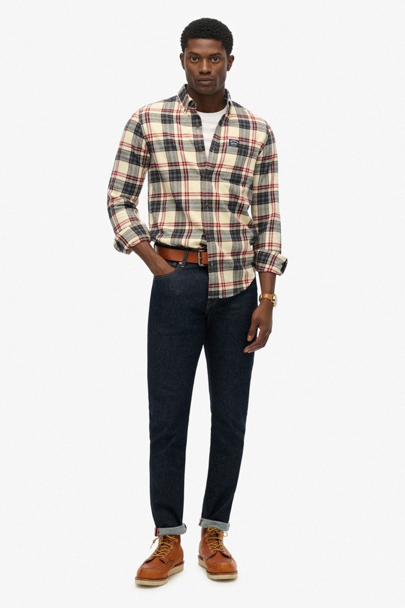  Camisa Superdry de cuadros con tejido suave de franela fina. Diseño moderno y versátil para un estilo casual impecable. 