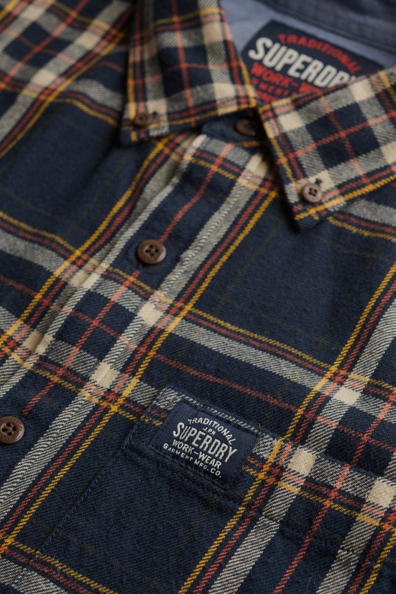  Camisa Superdry de cuadros en tejido de franela suave. Un básico versátil para un estilo casual y moderno. 