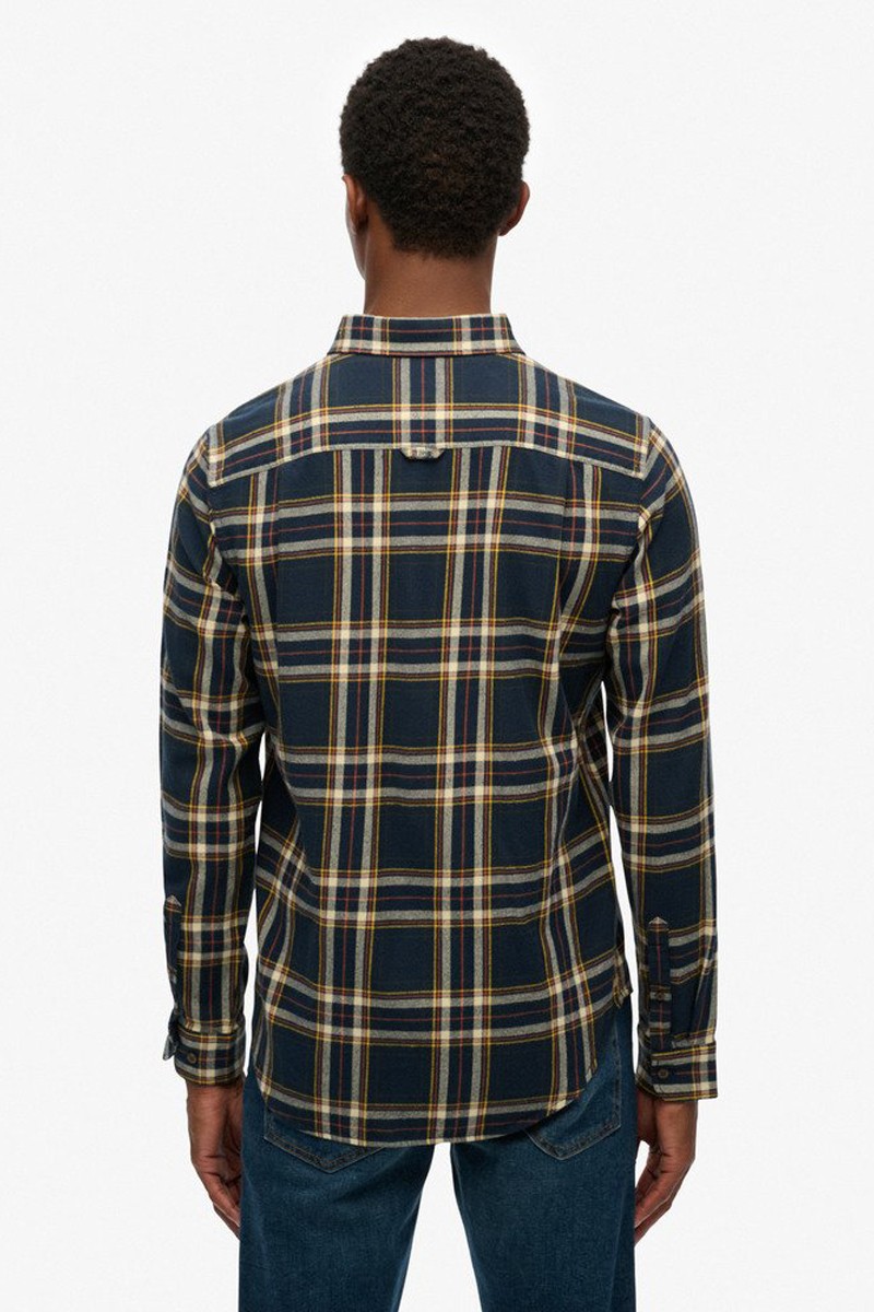  Camisa Superdry de cuadros en tejido de franela suave. Un básico versátil para un estilo casual y moderno.  2