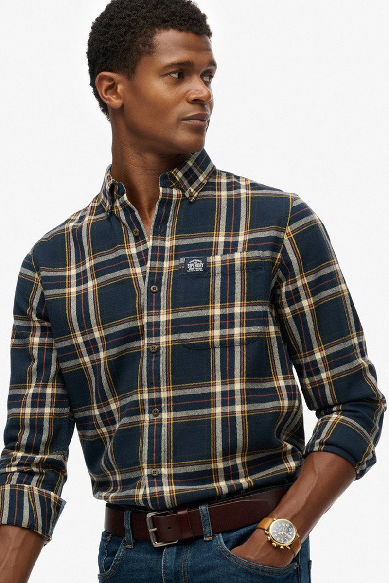  Camisa Superdry de cuadros en tejido de franela suave. Un básico versátil para un estilo casual y moderno. 