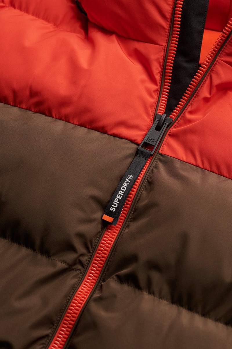  Chaqueta Superdry acolchada con capucha y diseño bicolor. Comodidad, abrigo y estilo urbano para el invierno. 