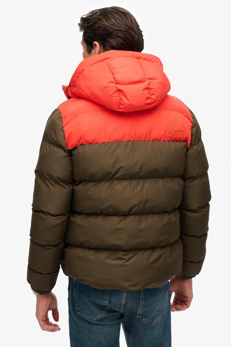  Chaqueta Superdry acolchada con capucha y diseño bicolor. Comodidad, abrigo y estilo urbano para el invierno.  2