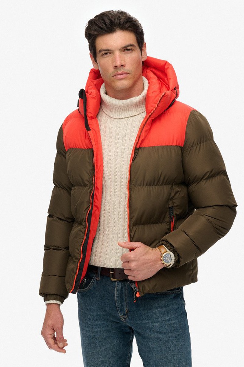 Chaqueta Superdry acolchada con capucha y diseño bicolor. Comodidad, abrigo y estilo urbano para el invierno. 