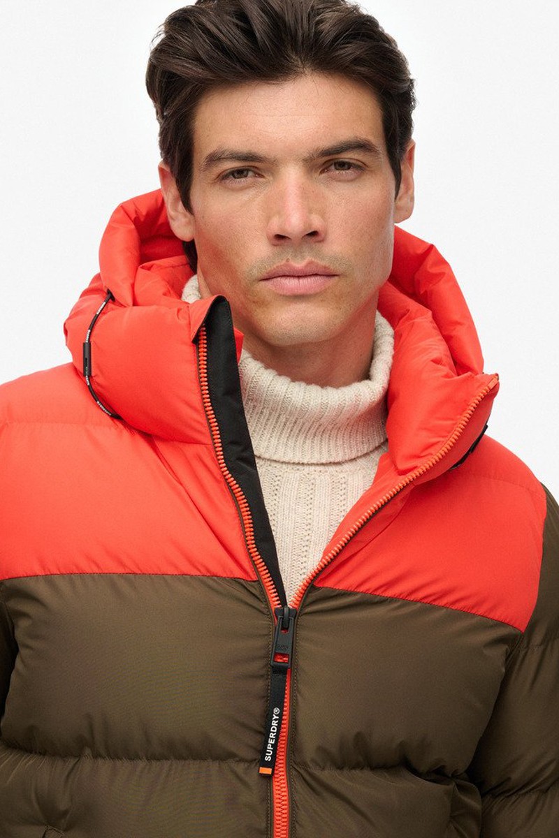  Chaqueta Superdry acolchada con capucha y diseño bicolor. Comodidad, abrigo y estilo urbano para el invierno. 