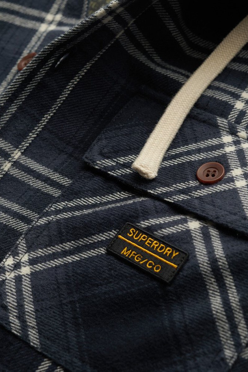  Cazadora Superdry de cuadros con capucha ajustable y forro cálido. Ideal para un look casual y funcional. 