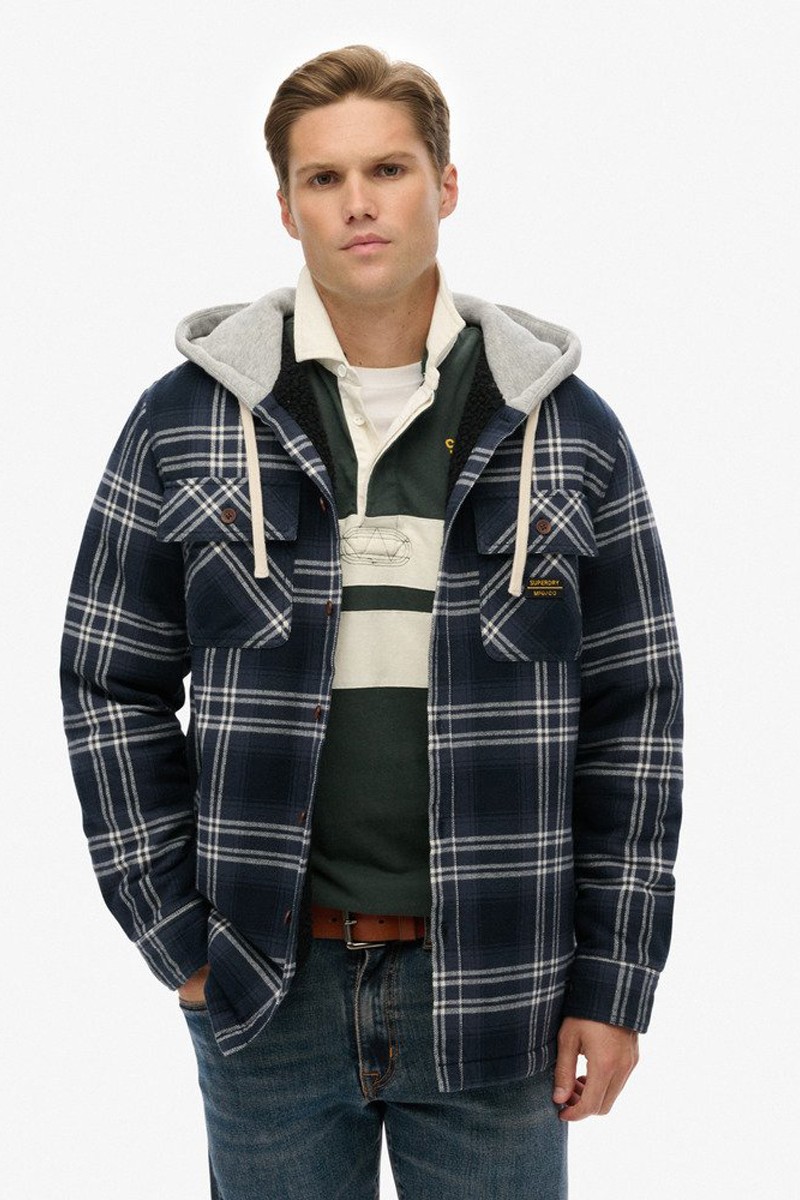  Cazadora Superdry de cuadros con capucha ajustable y forro cálido. Ideal para un look casual y funcional. 