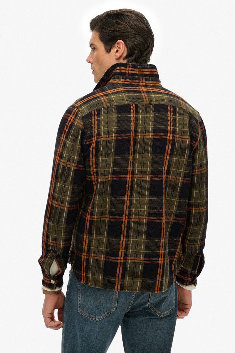  Camisa Superdry de cuadros en franela suave. Diseño clásico y versátil con el inconfundible estilo de la marca.  2