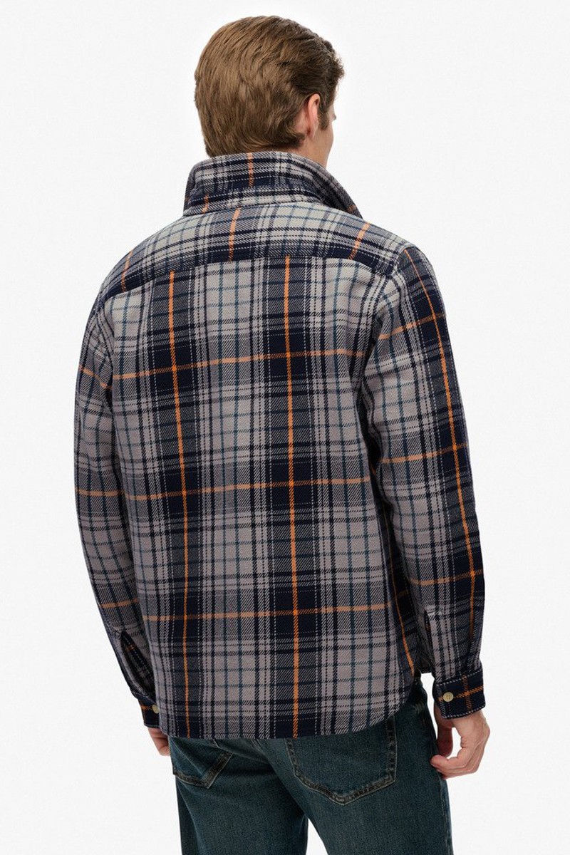 Camisa Superdry de cuadros en franela suave. Diseño moderno y cálido, ideal para tus looks casuales de temporada. 