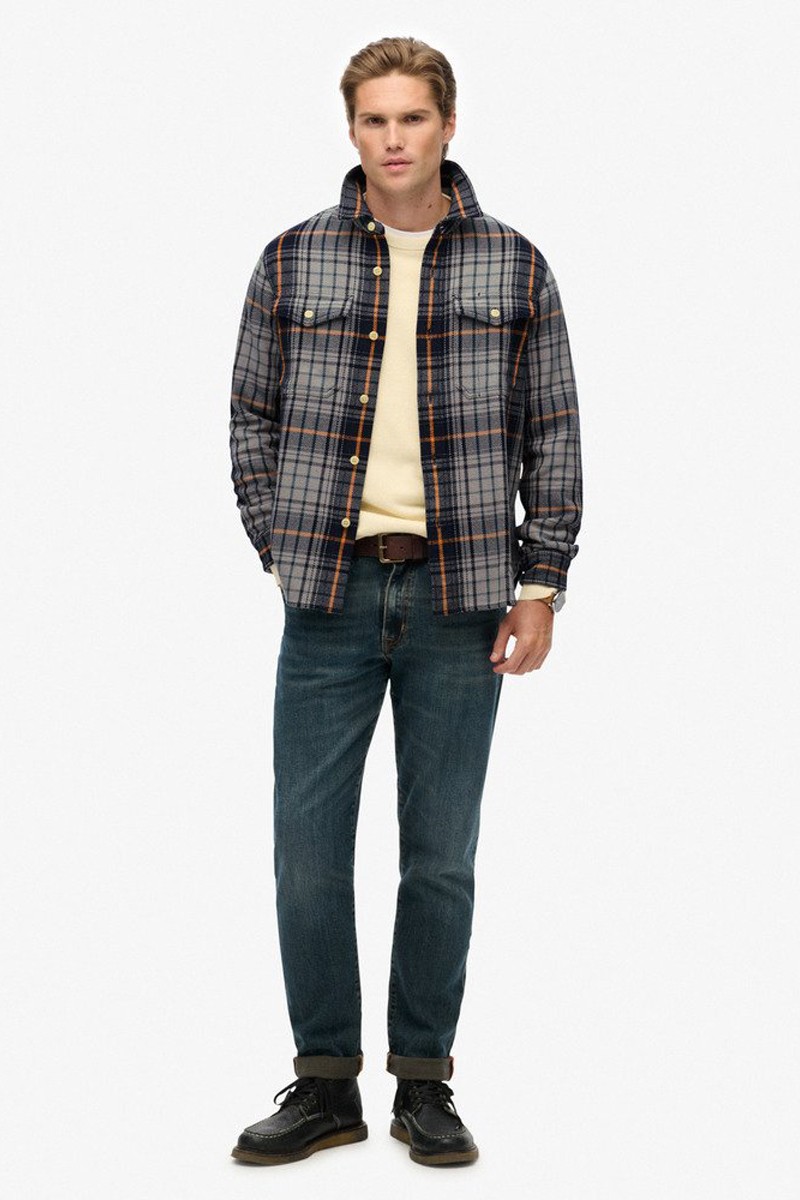  Camisa Superdry de cuadros en franela suave. Diseño moderno y cálido, ideal para tus looks casuales de temporada. 