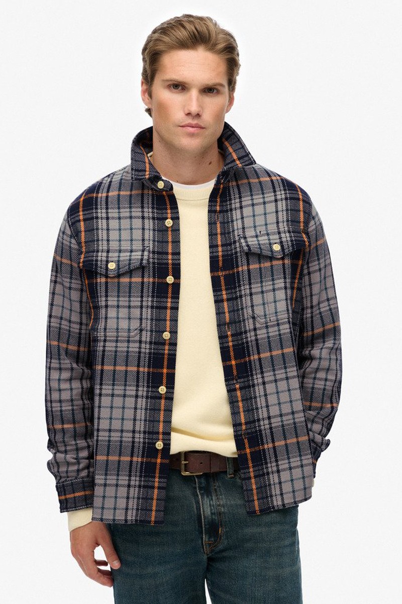  Camisa Superdry de cuadros en franela suave. Diseño moderno y cálido, ideal para tus looks casuales de temporada. 