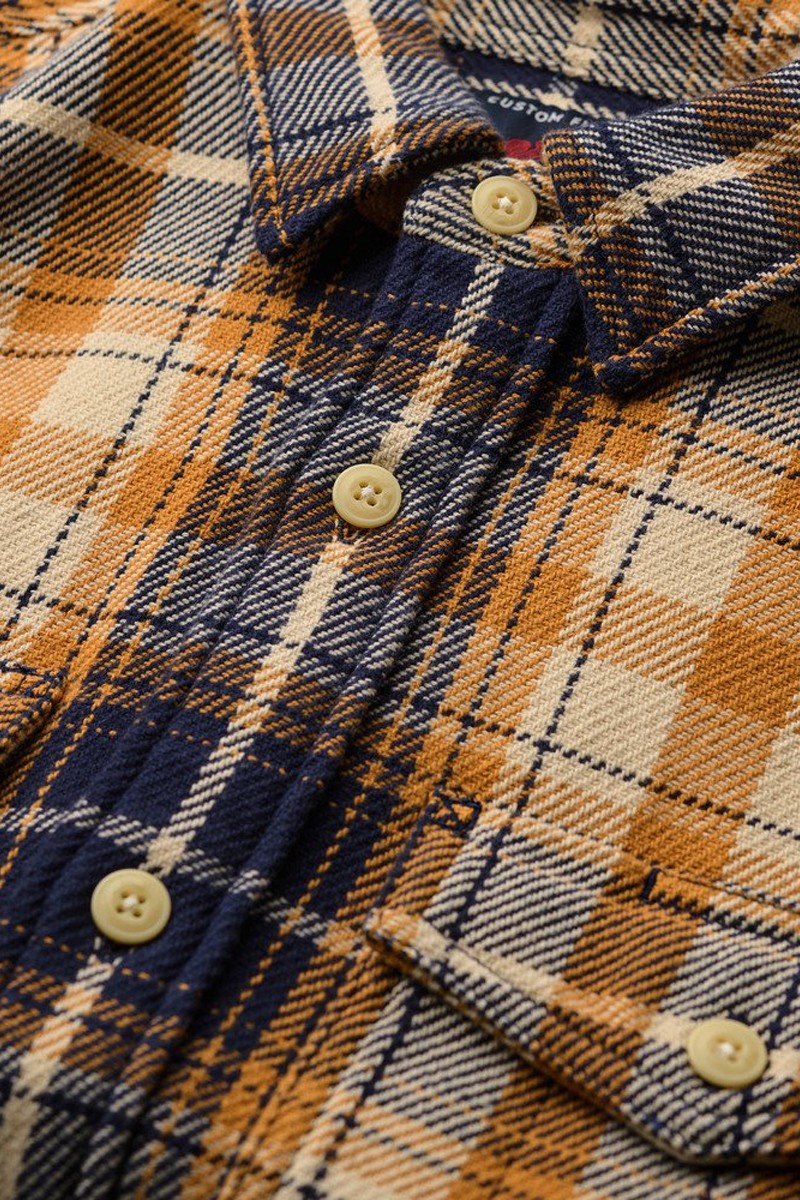  Camisa Superdry de cuadros en franela cálida. Diseño moderno y cómodo, perfecta para el día a día con estilo. 