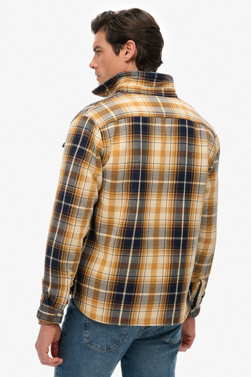  Camisa Superdry de cuadros en franela cálida. Diseño moderno y cómodo, perfecta para el día a día con estilo.  2