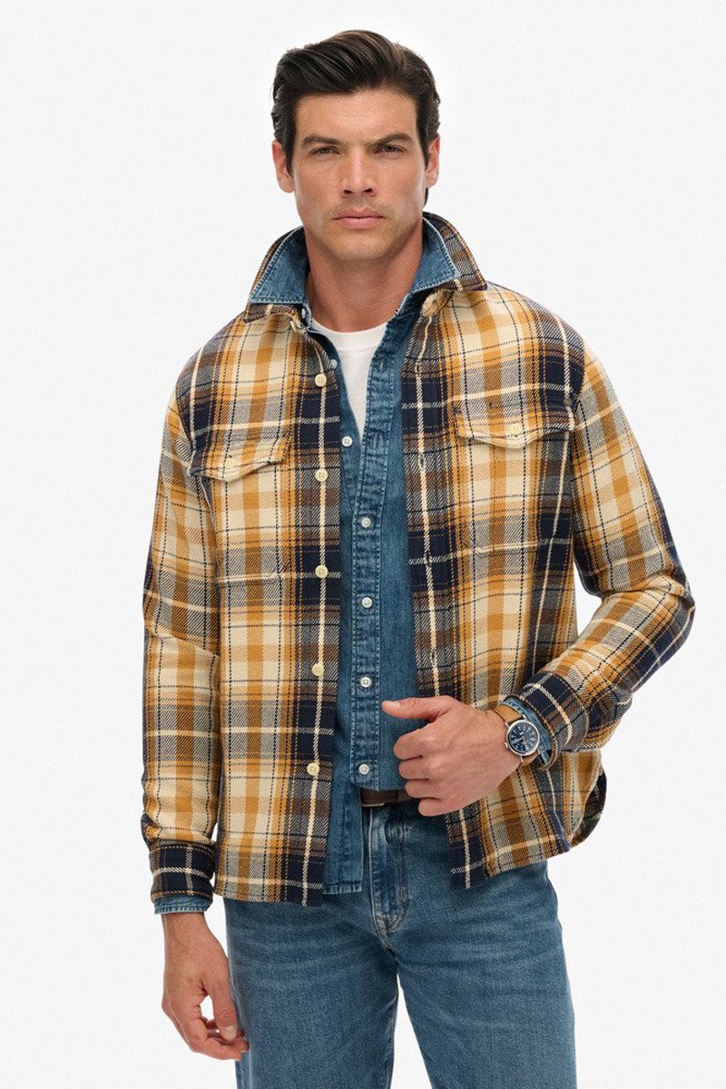  Camisa Superdry de cuadros en franela cálida. Diseño moderno y cómodo, perfecta para el día a día con estilo. 