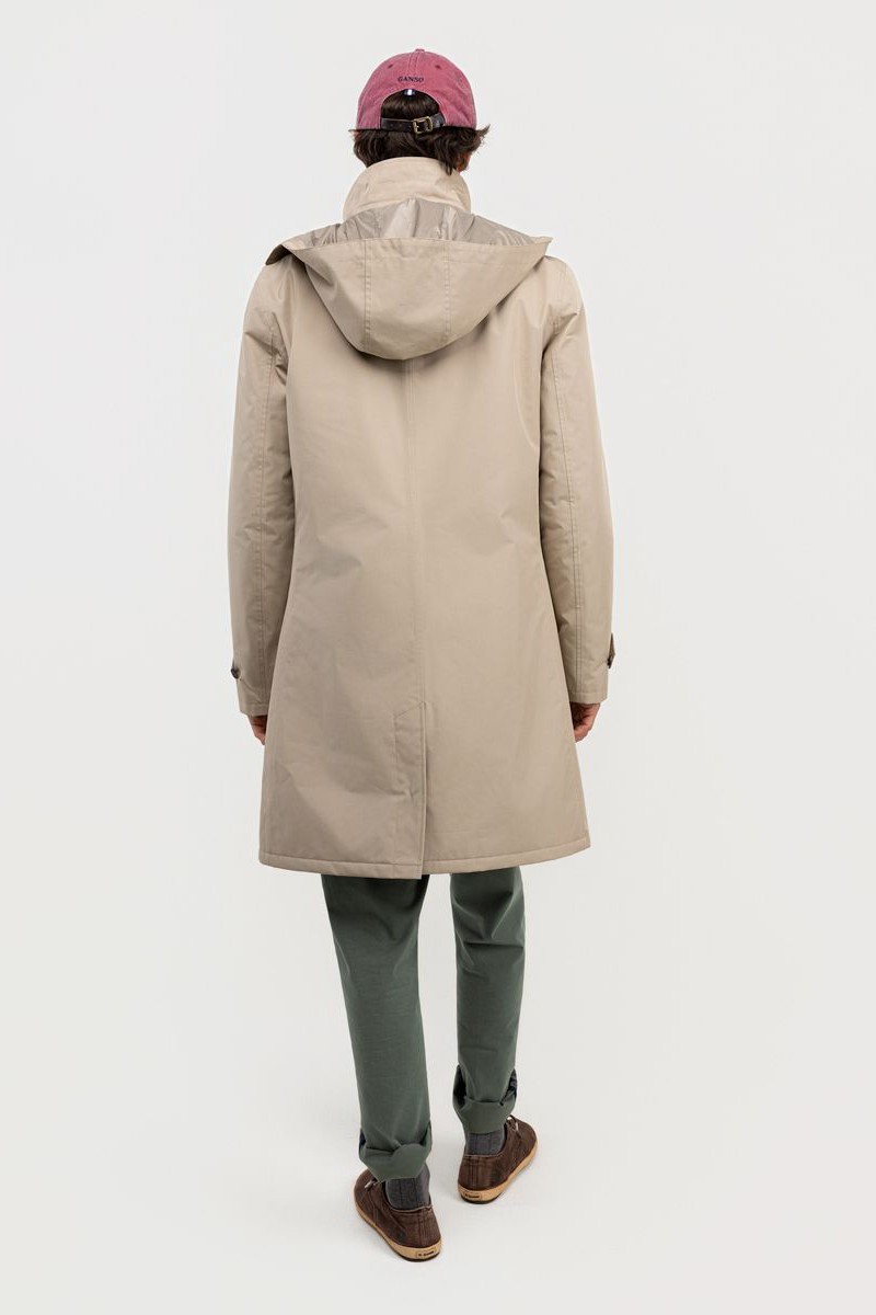  Gabardina acolchada El Ganso en tono beige, corte Regular Fit, tejido repelente al agua y capucha desmontable. Comodidad, abrigo y estilo en un solo abrigo. 