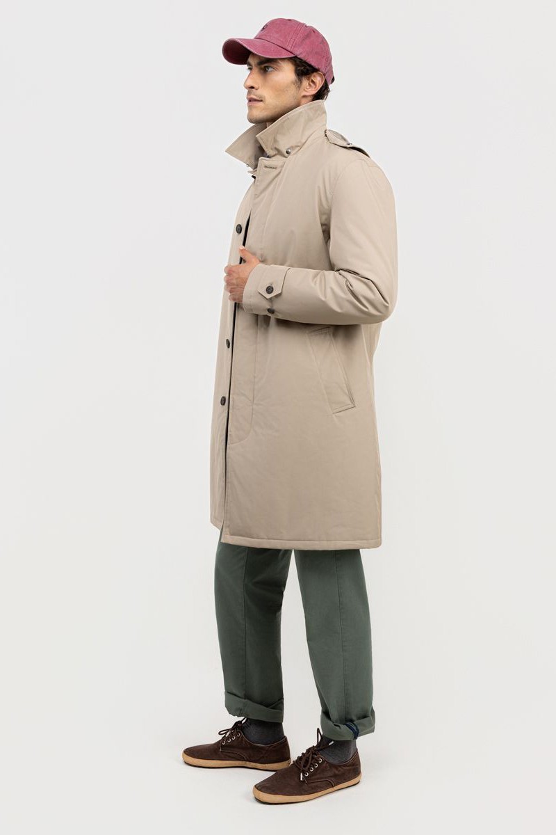  Gabardina acolchada El Ganso en tono beige, corte Regular Fit, tejido repelente al agua y capucha desmontable. Comodidad, abrigo y estilo en un solo abrigo.  2