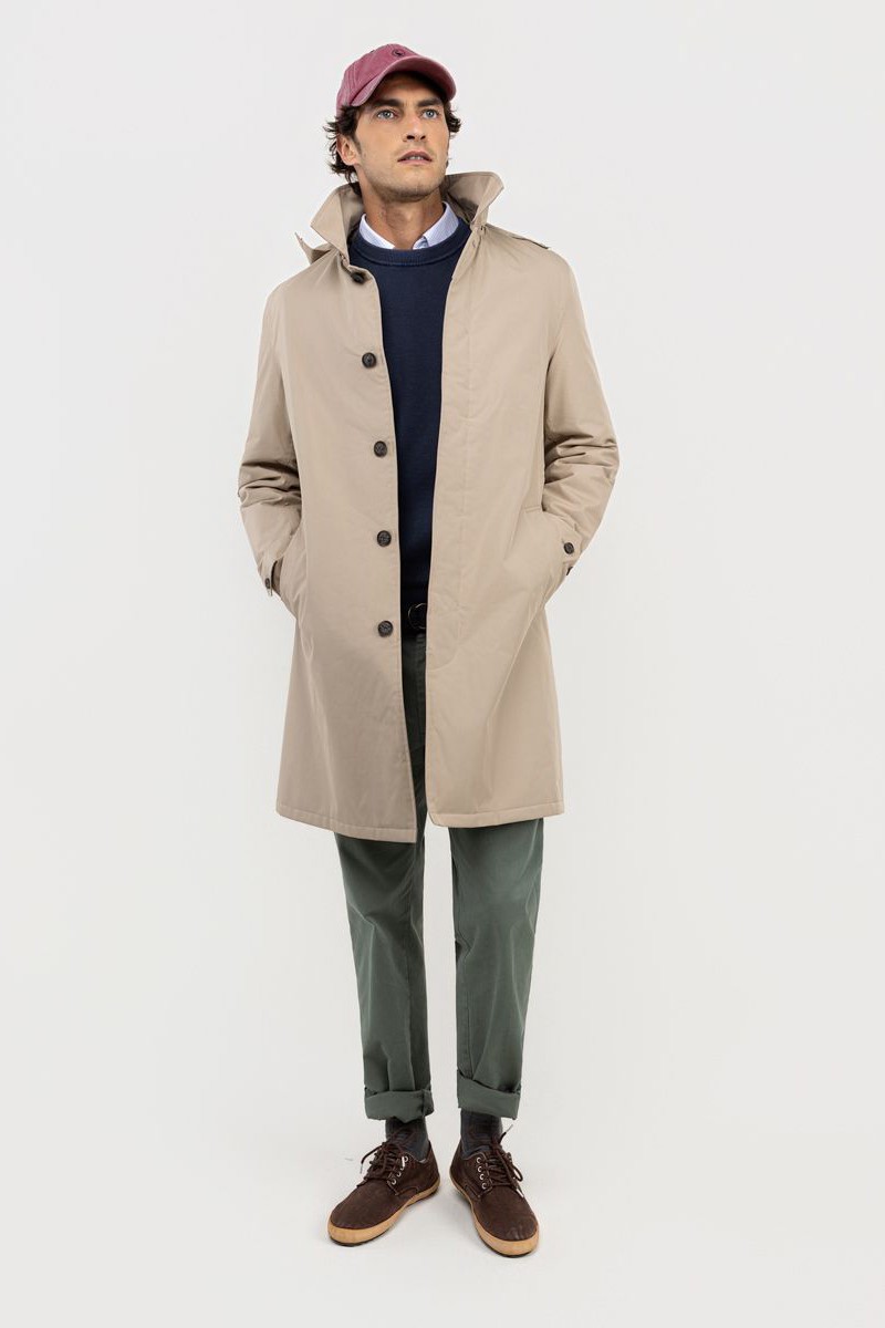  Gabardina acolchada El Ganso en tono beige, corte Regular Fit, tejido repelente al agua y capucha desmontable. Comodidad, abrigo y estilo en un solo abrigo. 