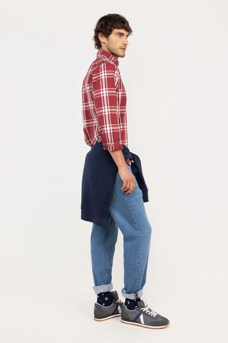  Camisa de cuadros roja en algodón 100 % con corte Regular Fit. Diseño clásico ideal para looks casuales con elegancia discreta. 
