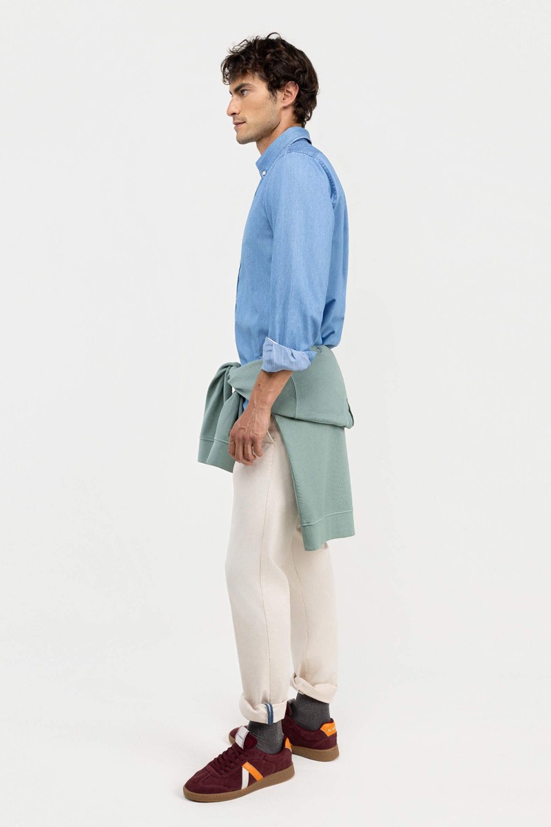  Camisa denim El Ganso en algodón 100 % con corte slim fit, cuello spread y acabado índigo. Un básico versátil y moderno para tu armario. 