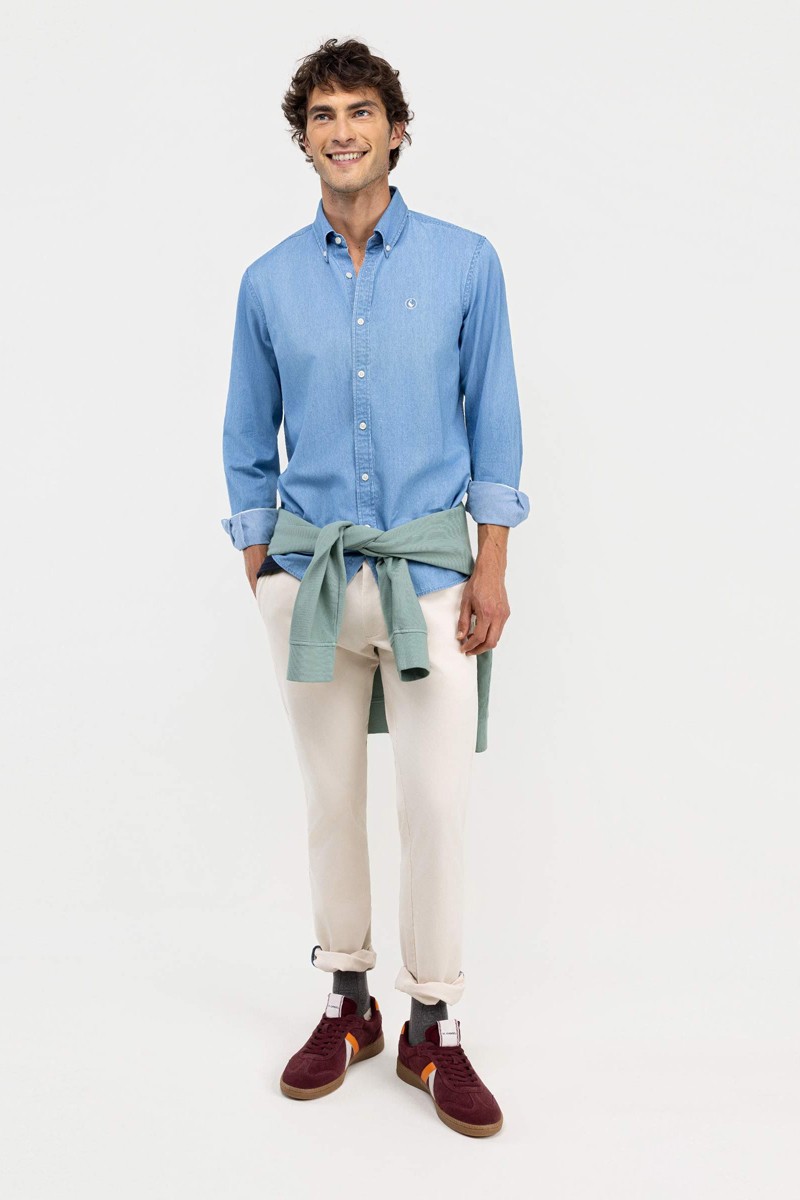  Camisa denim El Ganso en algodón 100 % con corte slim fit, cuello spread y acabado índigo. Un básico versátil y moderno para tu armario. 