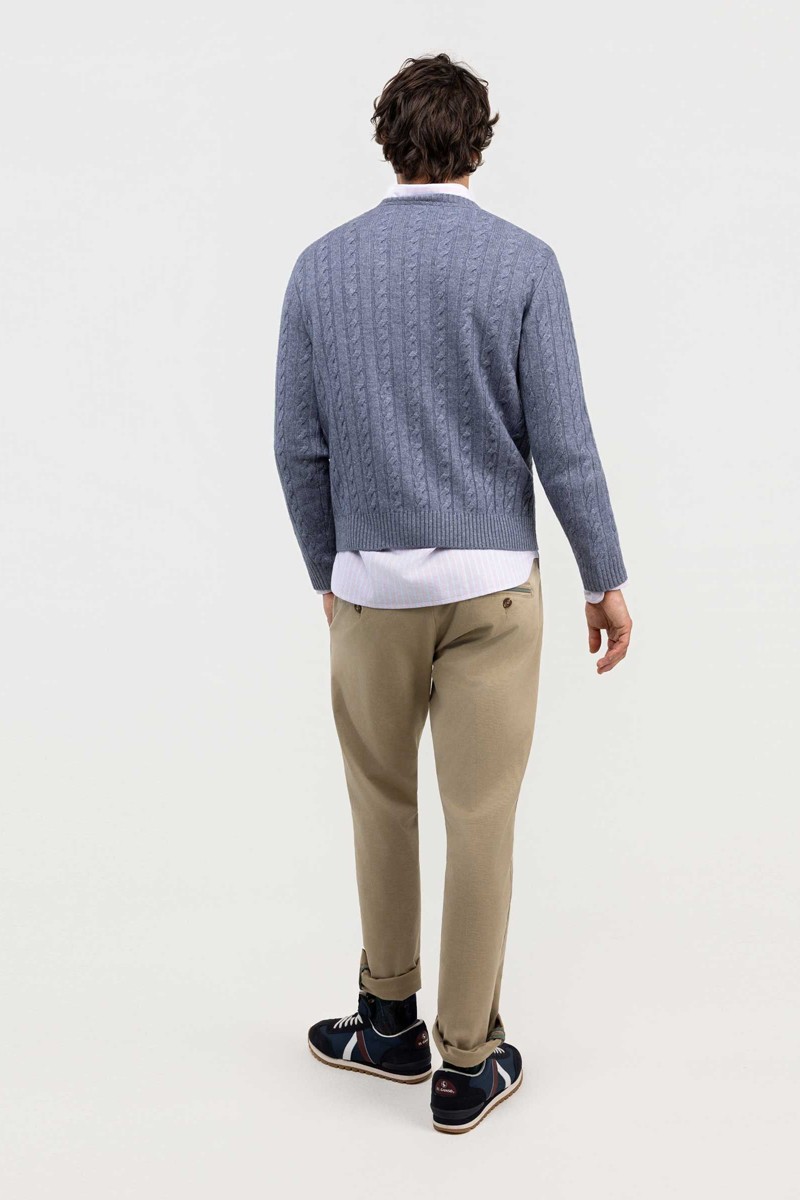  Jersey de ochos El Ganso en punto grueso con cuello caja. Su color gris azulado y su textura clásica lo convierten en un básico cálido y atemporal. 