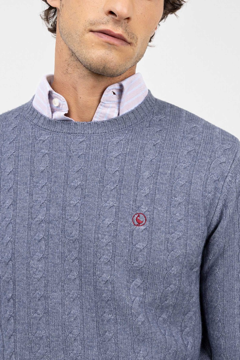  Jersey de ochos El Ganso en punto grueso con cuello caja. Su color gris azulado y su textura clásica lo convierten en un básico cálido y atemporal. 
