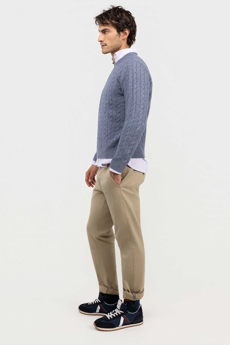  Jersey de ochos El Ganso en punto grueso con cuello caja. Su color gris azulado y su textura clásica lo convierten en un básico cálido y atemporal. 