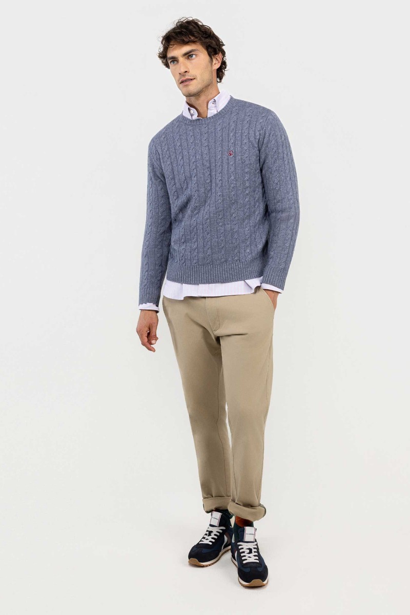  Jersey de ochos El Ganso en punto grueso con cuello caja. Su color gris azulado y su textura clásica lo convierten en un básico cálido y atemporal. 