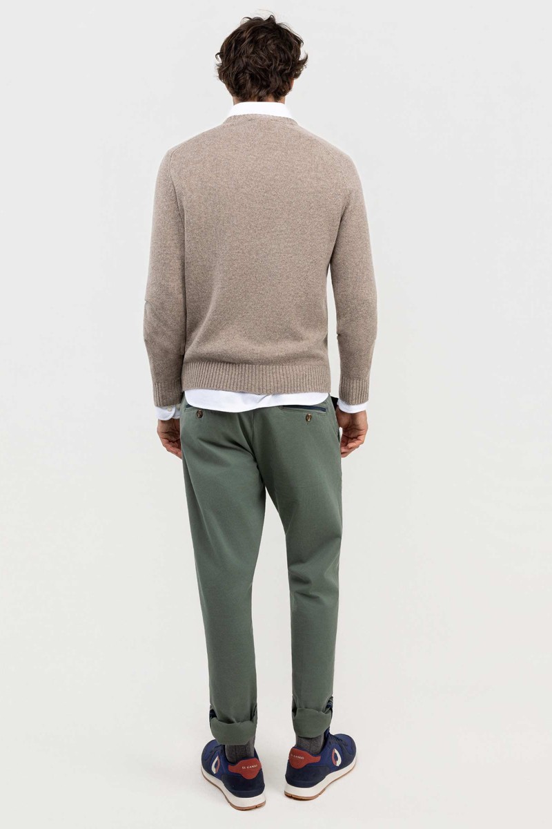  Jersey El Ganso de lana merino con cuello caja en tono beige. Suave, abrigado y elegante — un básico versátil para el fondo de armario. 