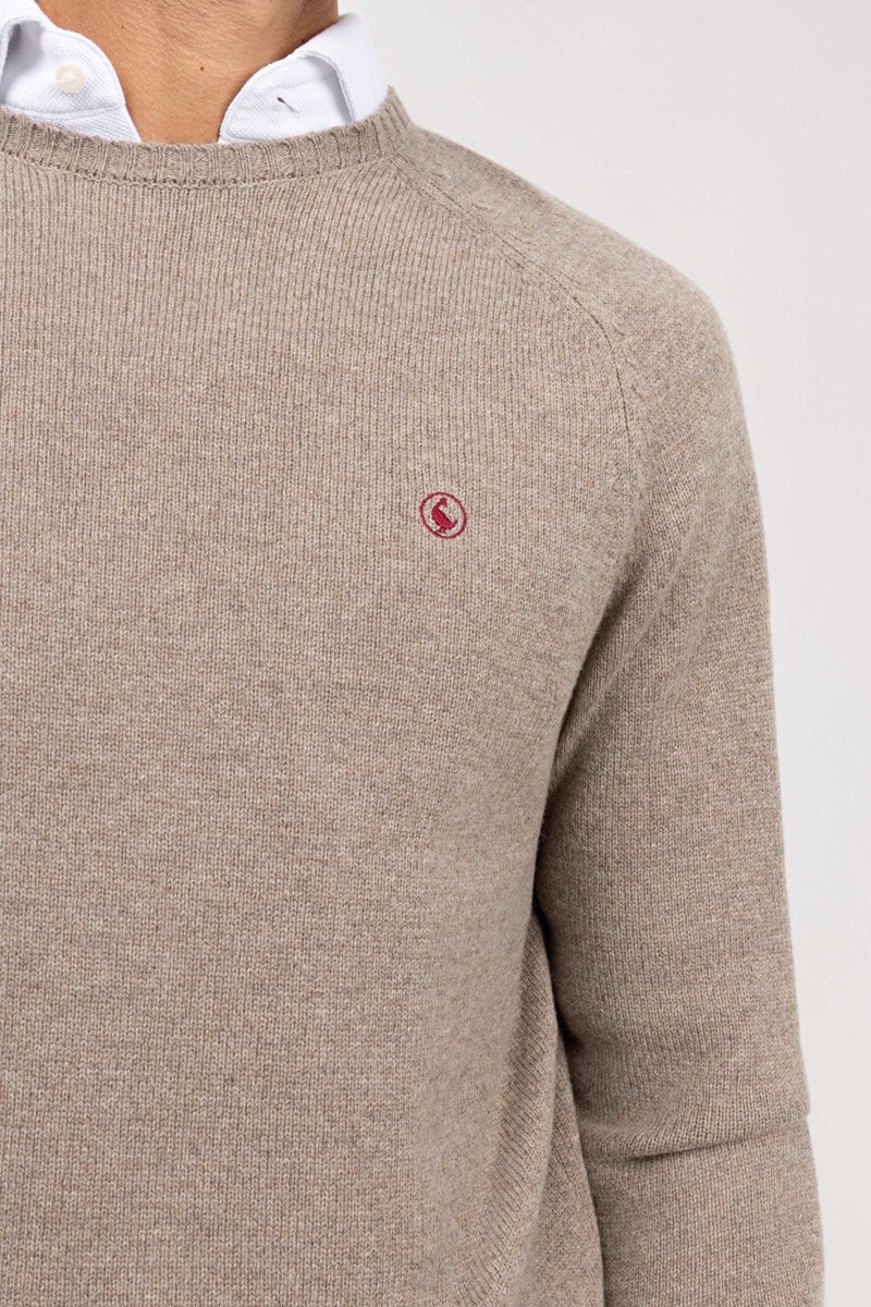  Jersey El Ganso de lana merino con cuello caja en tono beige. Suave, abrigado y elegante — un básico versátil para el fondo de armario. 