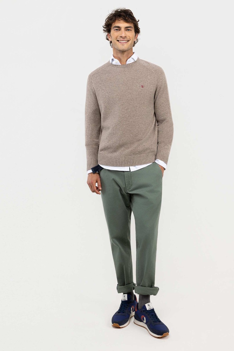  Jersey El Ganso de lana merino con cuello caja en tono beige. Suave, abrigado y elegante — un básico versátil para el fondo de armario. 