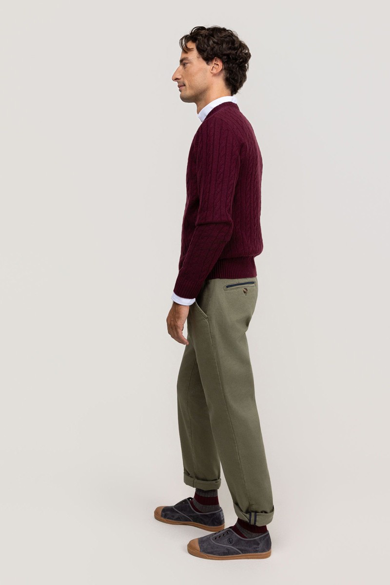  Jersey El Ganso de punto de ochos en granate con cuello caja. Textura cable, corte cómodo y estilo clásico para tu fondo de armario. 