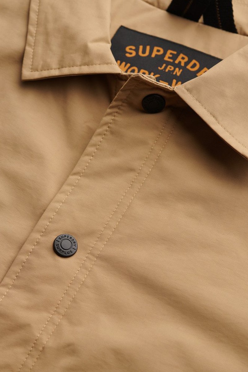  Coach Jacket de nylon Superdry con corte relajado, cierre de botones a presión, puños elásticos y bolsillos externos. Versátil para looks urbano-casuales. 