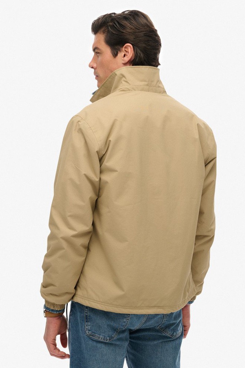  Coach Jacket de nylon Superdry con corte relajado, cierre de botones a presión, puños elásticos y bolsillos externos. Versátil para looks urbano-casuales.  2