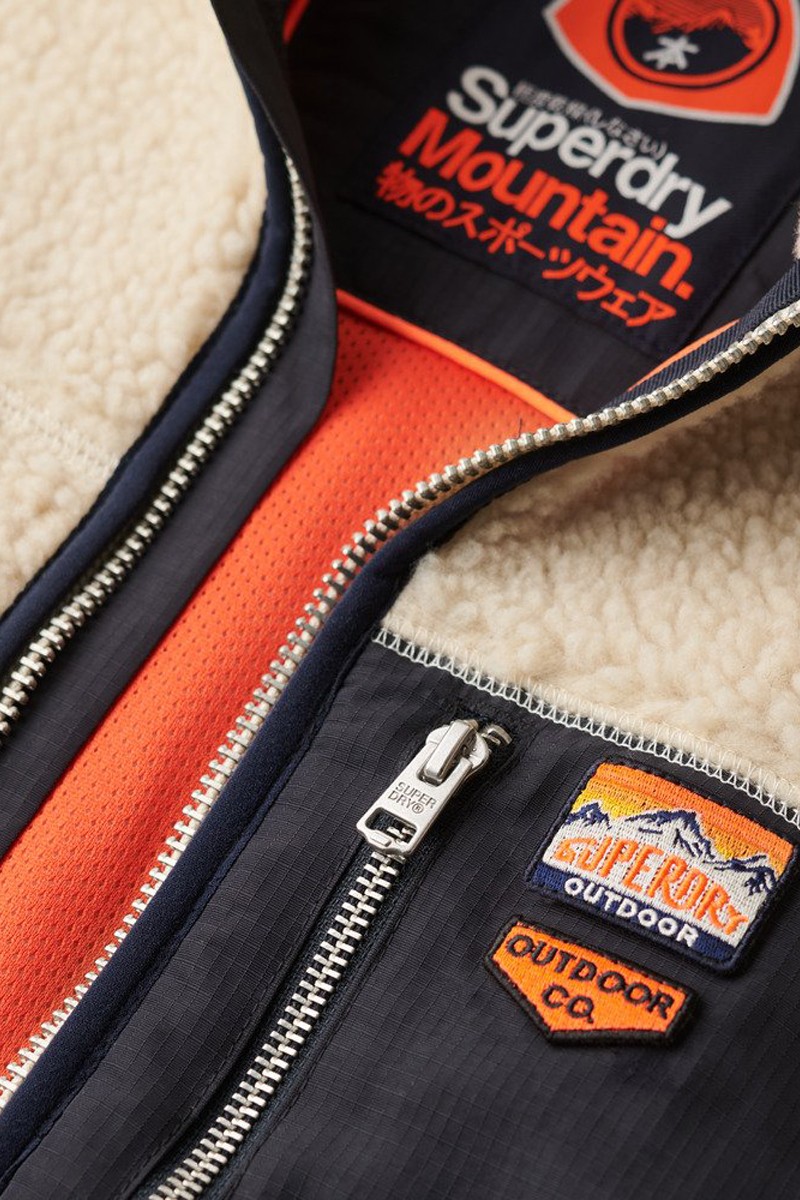  Chaqueta borg fleece con textura mullida, corte relajado y mucho confort. Ideal como prenda exterior informal para los días fríos. 