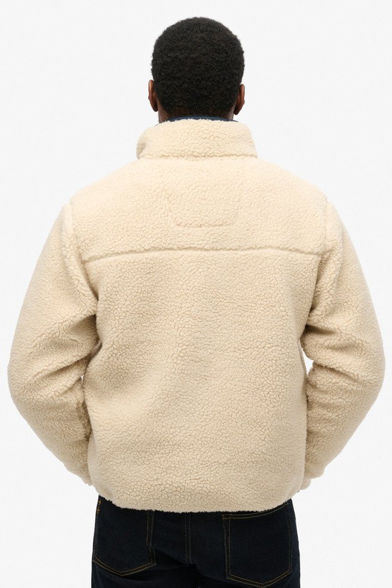  Chaqueta borg fleece con textura mullida, corte relajado y mucho confort. Ideal como prenda exterior informal para los días fríos.  2