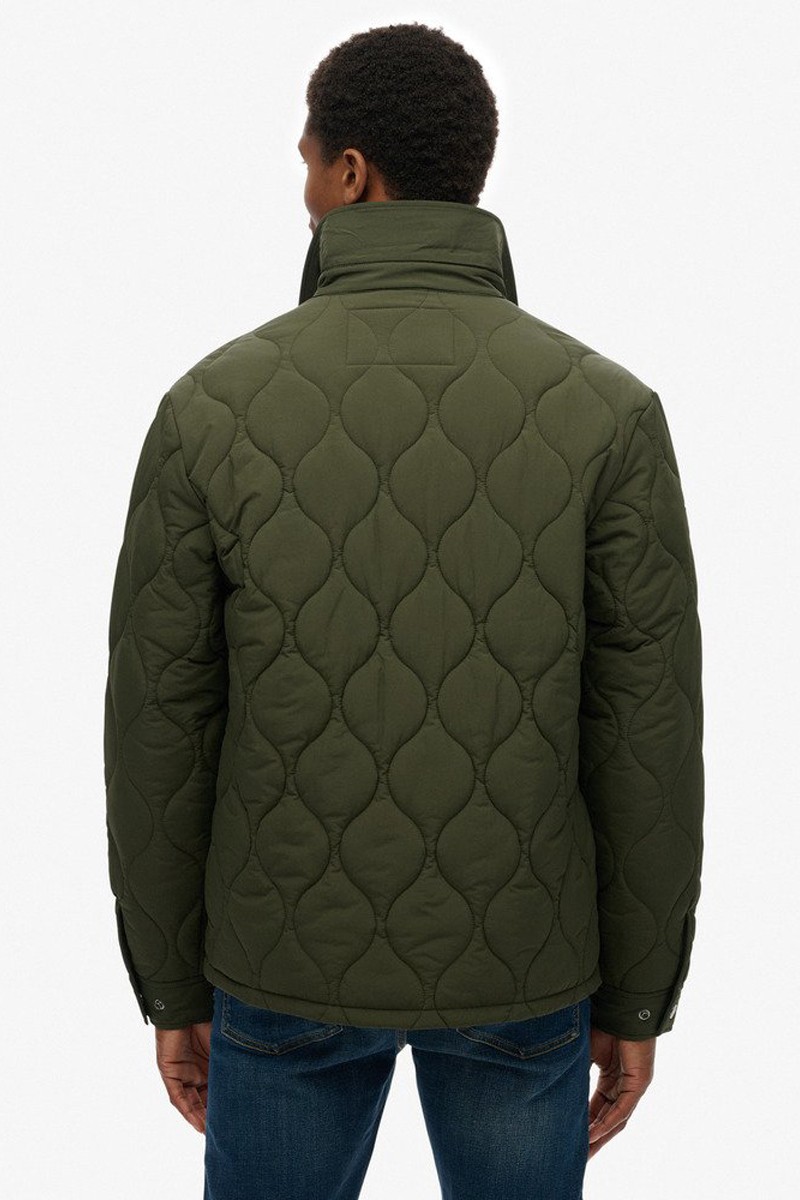  Sobrecamisa Superdry Surplus Liner acolchada, con corte relaxed fit, cierre de botones, bolsillos frontales y relleno térmico ligero. Una capa ideal para entretiempo o invierno suave. 