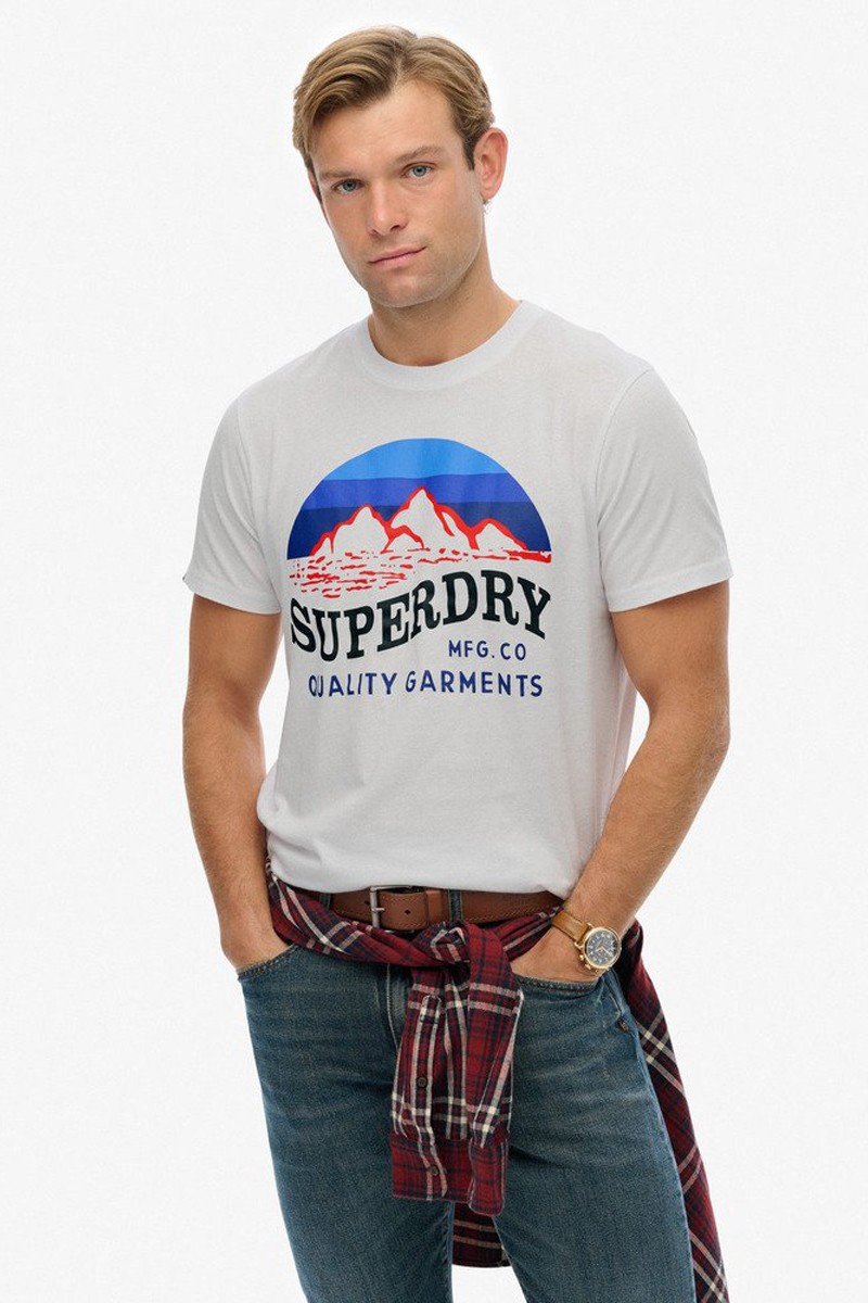  Camiseta de manga corta Superdry Great Outdoors Relaxed con gráfico frontal, corte cómodo y tejido suave de algodón. Perfecta para looks casuales y urbanos. 