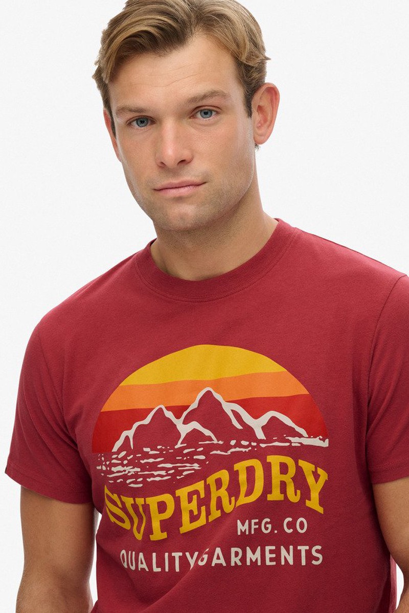  Camiseta Superdry Great Outdoors Relaxed Fit con estampado gráfico frontal. Tejido de algodón, corte cómodo y estilo casual con aire aventurero. 